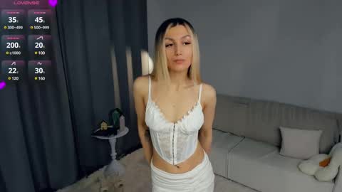 Snapshot of crazy_selfi chatting on February 23, 2025, 2:18 am Emma online show from February 23, 2025, 2:18 am