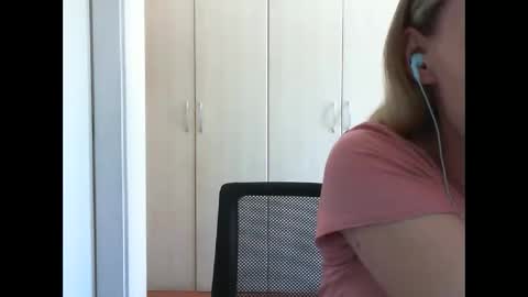Anny online show from March 4, 2025, 1:59 pm