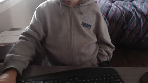 Creamormilk online show from September 18, 2025, 12:40 pm