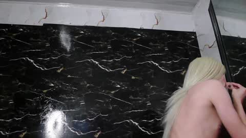 crislingery_doll online show from January 25, 2025, 11:44 am