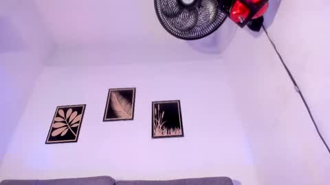 criss_zuri online show from May 6, 2026, 11:59 am