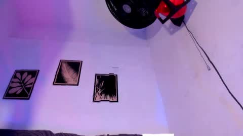 criss_zuri online show from May 11, 2026, 4:04 pm