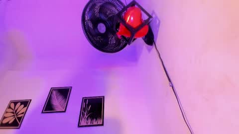 criss_zuri online show from May 19, 2026, 11:49 am