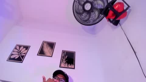 criss_zuri online show from May 21, 2026, 11:50 am
