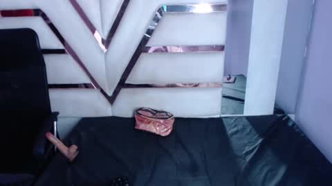 Cristal online show from September 17, 2025, 4:03 am