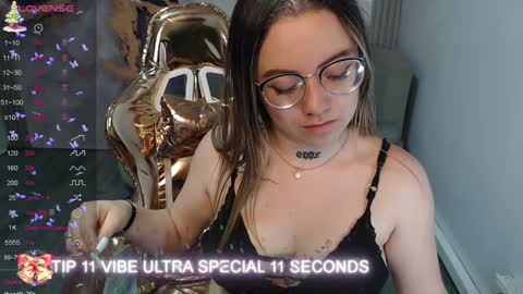 Snapshot of cristal_v_ chatting on December 20, 2024, 10:27 am Cristal online show from December 20, 2024, 10:27 am