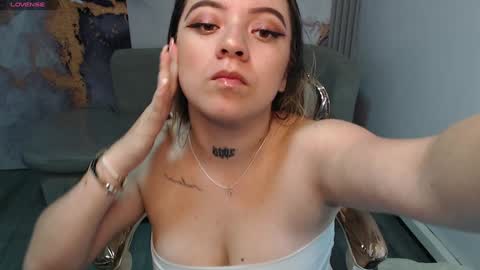 Snapshot of cristal_v_ chatting on December 27, 2024, 3:09 am Cristal online show from December 27, 2024, 3:09 am