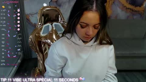 Snapshot of cristal_v_ chatting on February 1, 2025, 9:43 am Cristal online show from February 1, 2025, 9:43 am