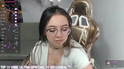 Snapshot of cristal_v_ chatting on February 19, 2025, 6:11 am Cristal online show from February 19, 2025, 6:11 am
