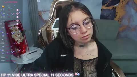Snapshot of cristal_v_ chatting on March 11, 2025, 10:07 am Cristal online show from March 11, 2025, 10:07 am