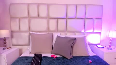 cristallwilliams online show from December 2, 2025, 8:15 pm