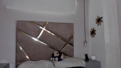  Independent Model online show from February 5, 2025, 4:14 pm