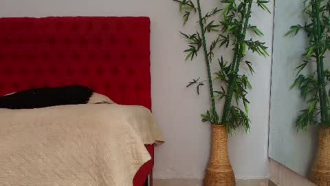 Cris  online show from June 17, 2026, 7:04 pm