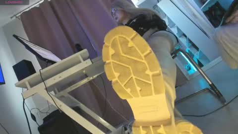 Snapshot of cruel_siren chatting on October 11, 2025, 5:39 am Cruel Siren online show from October 11, 2025, 5:39 am