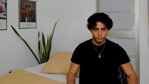 cruz_fernandez online show from November 11, 2025, 9:37 pm