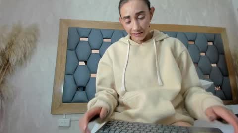 Snapshot of crystal_sm chatting on October 6, 2025, 3:04 am crystal_sm online show from October 6, 2025, 3:04 am