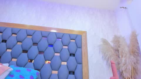 crystal_sm online show from December 17, 2025, 3:23 am