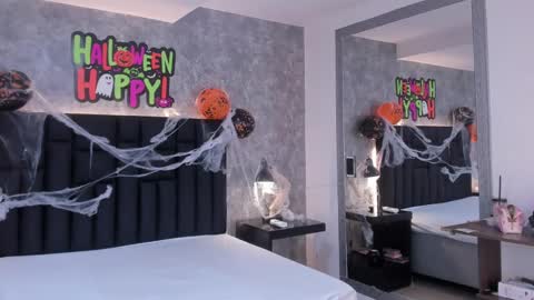 Crystal online show from November 1, 2025, 8:00 pm