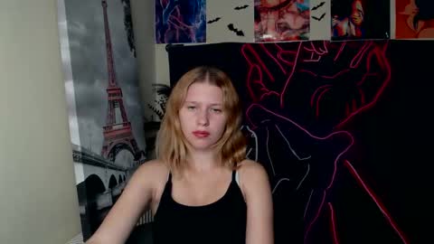 Snapshot of crystalgirl__ chatting on October 17, 2025, 5:48 pm Stella online show from October 17, 2025, 5:48 pm