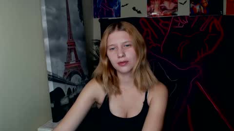 Snapshot of crystalgirl__ chatting on October 19, 2025, 6:52 pm Stella online show from October 19, 2025, 6:52 pm