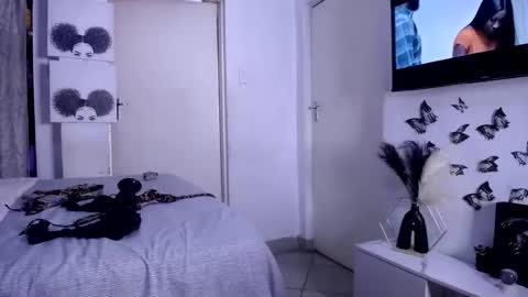 crystaljes online show from November 13, 2025, 5:56 pm