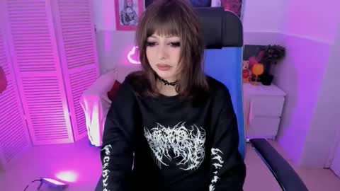 crystallbloom online show from November 5, 2025, 4:18 pm