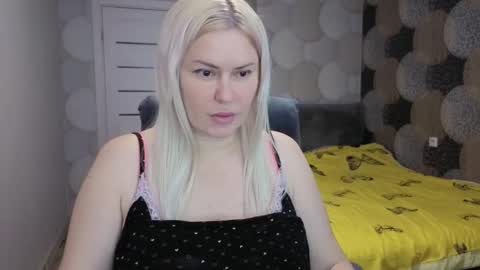 Snapshot of crystalleyessq chatting on October 26, 2025, 3:01 am CrystallEyessq online show from October 26, 2025, 3:01 am