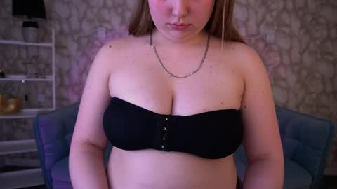 crystallpaws_ online show from May 6, 2026, 5:57 am