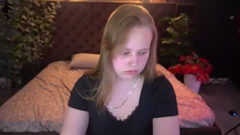 crystallpaws_ online show from June 24, 2026, 5:39 am