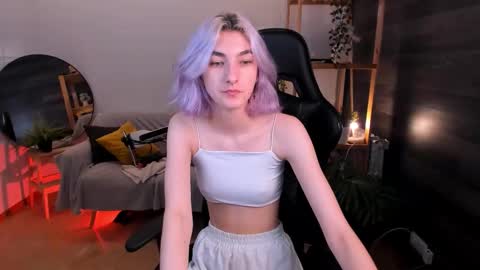 Mia online show from October 5, 2025, 1:53 pm