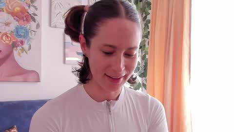 Leonela online show from May 13, 2026, 4:15 pm