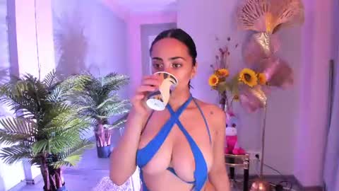 cupcake_izzy online show from June 26, 2026, 7:51 pm