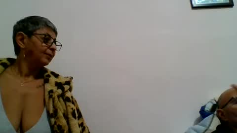 couple online show from December 10, 2024, 5:44 pm