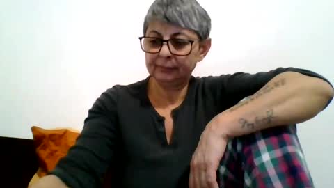 couple online show from December 31, 2024, 5:51 pm