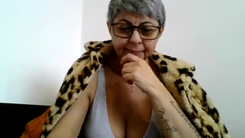 couple online show from January 1, 2025, 10:11 am