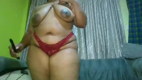 Snapshot of curvy_essie chatting on January 31, 2025, 10:31 pm Essie online show from January 31, 2025, 10:31 pm