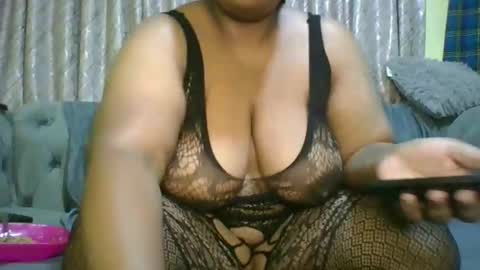 Snapshot of curvy_essie chatting on February 1, 2025, 9:32 am Essie online show from February 1, 2025, 9:32 am