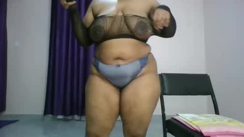 Snapshot of curvy_essie chatting on February 12, 2025, 1:16 pm Essie online show from February 12, 2025, 1:16 pm