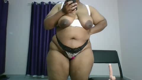Snapshot of curvy_essie chatting on February 21, 2025, 5:42 pm Essie online show from February 21, 2025, 5:42 pm