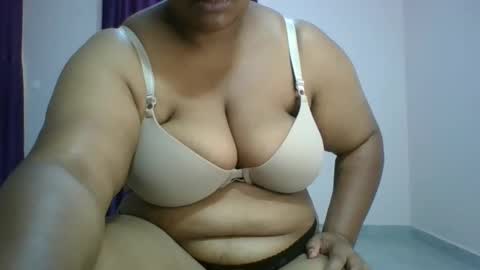 Snapshot of curvy_essie chatting on February 25, 2025, 10:04 am Essie online show from February 25, 2025, 10:04 am