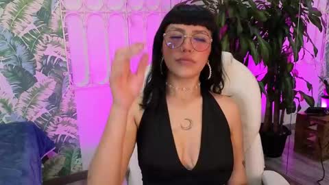 Snapshot of cute_hollywood chatting on June 1, 2026, 7:48 pm Sofa online show from June 1, 2026, 7:48 pm