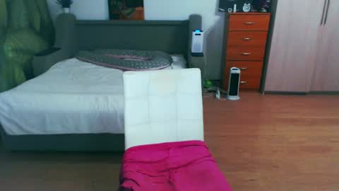 cute_jes online show from May 3, 2026, 5:41 pm