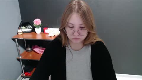Snapshot of cute_minx chatting on December 5, 2024, 7:27 am Veronica online show from December 5, 2024, 7:27 am
