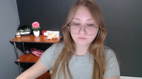 Snapshot of cute_minx chatting on December 5, 2024, 10:33 am Veronica online show from December 5, 2024, 10:33 am