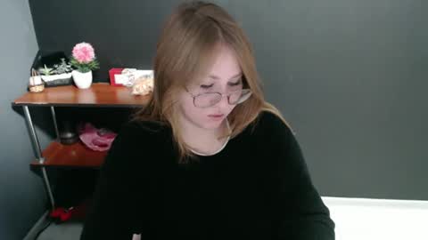 Snapshot of cute_minx chatting on December 6, 2024, 11:22 am Veronica online show from December 6, 2024, 11:22 am