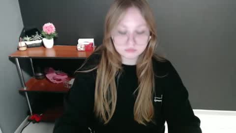 Snapshot of cute_minx chatting on December 9, 2024, 7:50 am Veronica online show from December 9, 2024, 7:50 am