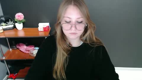 Snapshot of cute_minx chatting on December 12, 2024, 10:45 am Veronica online show from December 12, 2024, 10:45 am