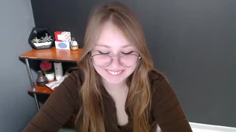 Snapshot of cute_minx chatting on December 18, 2024, 10:19 am Veronica online show from December 18, 2024, 10:19 am