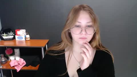 Snapshot of cute_minx chatting on January 7, 2025, 8:03 am Veronica online show from January 7, 2025, 8:03 am
