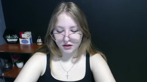 Snapshot of cute_minx chatting on January 21, 2025, 7:37 am Veronica online show from January 21, 2025, 7:37 am